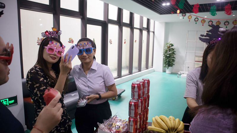 八月集體生日會 | 與久違的祝?；馃嵯嘧?  src="/uploads/allimg/210903/1-210Z3141922452.jpg" /></p>
<p>籌備組在準(zhǔn)備美食之余，還給大家準(zhǔn)備了活動道具。小哥哥小姐姐們戴上繽紛可愛的道具拍起照來。</p>
<p><img alt=