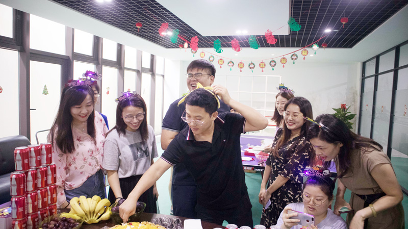 八月集體生日會 | 與久違的祝?；馃嵯嘧?  src="/uploads/allimg/210903/1-210Z3141000F3.jpg" /></p>
<p>“云天收夏色，木葉動秋聲?！绷⑶镫m已過，仲夏的熱情卻并未減退半分。8月11日，在這驕陽似火、蟬聲陣陣的日子里，寶開在企業(yè)總部活動室舉辦新一期集體生日會，為8-9月生日的伙伴慶生。</p>
<p><img alt=