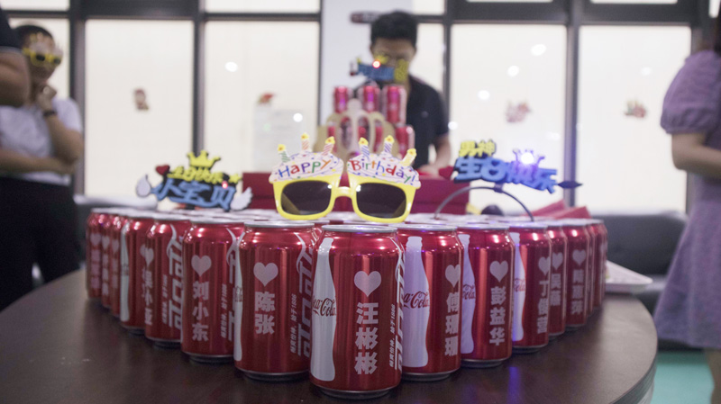 八月集體生日會 | 與久違的祝?；馃嵯嘧?  src="/uploads/allimg/210903/1-210Z3141I4337.jpg" /></p>
<p>此次集體生日會，是今年疫情以來寶開舉辦的第一場生日會。雖是寶開企業(yè)文化建設(shè)的常規(guī)活動，由寶開工會和人事行政部組成的籌備組也希望帶來一些不一樣的“新意”和“心意”，此次特別為所有寶開成員定制了專屬可樂。</p>
<p><img alt=
